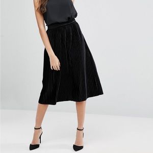 Vila pleated midi black velvet skirt